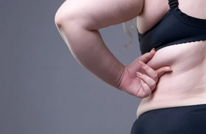 El ejercicio definitivo para eliminar los michelines de la espalda