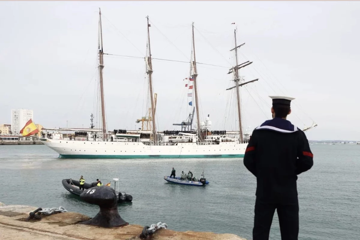 Despedida del Juan Sebastián Elcano en Cádiz.