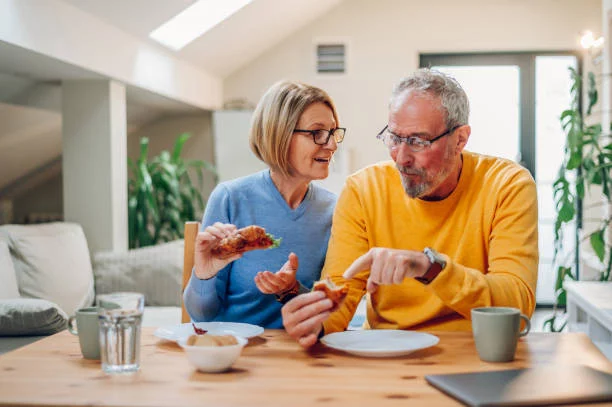 Los 5 alimentos que deberías eliminar de tu dieta al cumplir 50 años