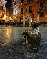 Los 5 lugares más curiosos y extraños de Zaragoza 5 Moncloa Niño sentado mirando la Torre Nueva.