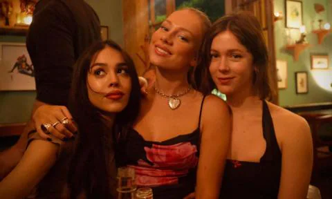 Reencuentro explosivo: Ester Expósito y la banda de 