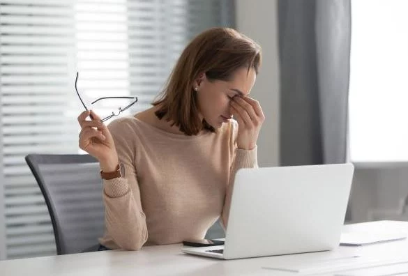 4 tips para reducir el estrés laboral y llevar una vida más feliz 1 Moncloa La ayuda profesional puede ser la solución contra el estrés laboral