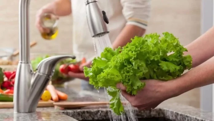 La forma correcta y definitiva de lavar vegetales para evitar peligros