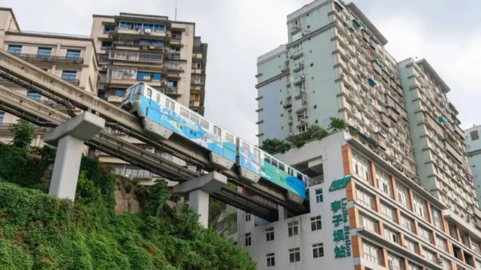 Trenes que cruzan edificios y otras locuras: Conocé Chongqing, la ciudad más surrealista del mundo