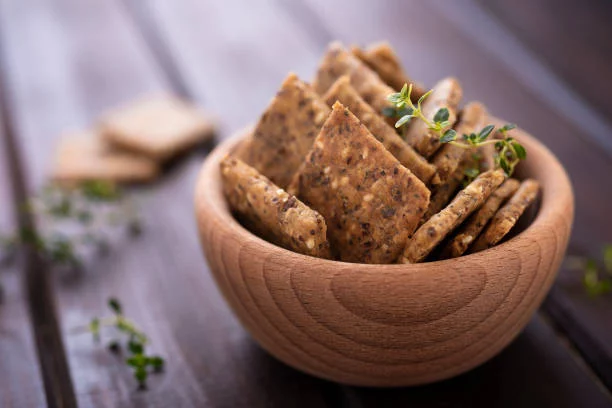 Prepara estas galletas crackers con semillas en 9 minutos