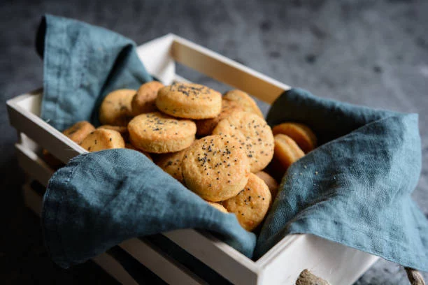 Así se hacen unas galletas de queso azul y sésamo en 15 minutos