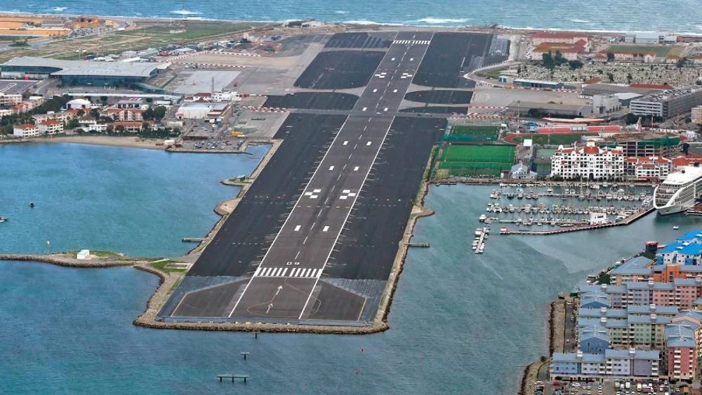 Tiktoker volvió viral un aeropuerto que lo cruza una carretera
