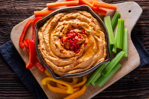 Así se prepara un hummus de piquillo con garbanzos muy nutritivos