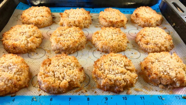 Cómo hacer unas galletas de coco en 3 minutos con 3 ingredientes 2 Moncloa Para una merienda rápida y saludable