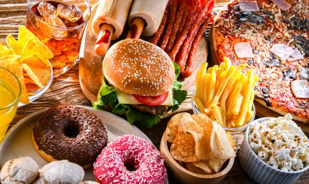 5 alimentos que debes evitar si sufres de gases o hinchazón abdominal 2 Moncloa Alimentos con alto contenido de grasa