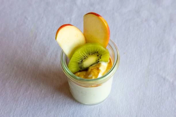 Planifica tus desayunos en 5 minutos: opciones nutritivas y saludables para toda la semana 2 Moncloa Yogur con avena y frutas frescas