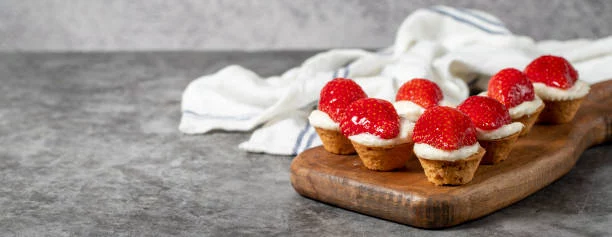 Así se realizan unos mini pays de fresa con crema sin usar el horno