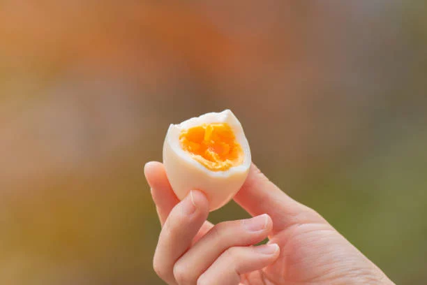 Huevo duro: 3 efectos positivos para tu cuerpo de comerlo por la mañana 1 Moncloa Comer huevo duro te ayuda a ganar masa muscular