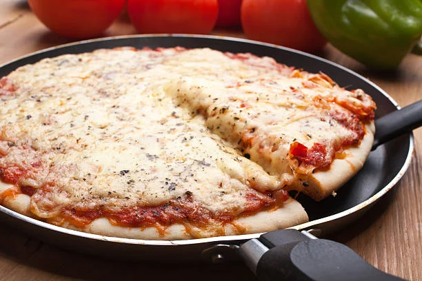 Pizza de atún sin horno para una cena rápida y nutritiva 1 Moncloa Preparación de la base de la pizza de atún