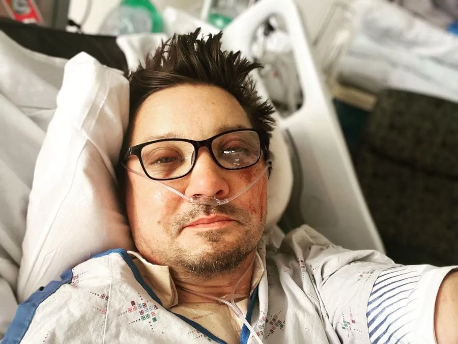 El día que Jeremy Renner fue un verdadero héroe y casi le cuesta la vida; no fue en el cine 1 Moncloa El duro momento que le tocó pasar a Jeremy Renner y casi pierde la vida