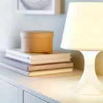 Convierte a tu salón en un espacio iluminado y sofisticado con la lámpara de IKEA: su precio es de locos
