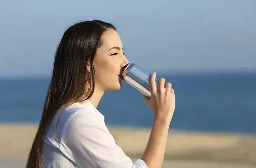 ¿Por qué debes lavar las latas de refrescos antes de beber de ellas?