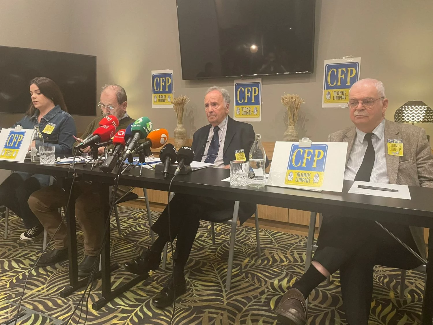 Miguel Bernard, de Manos Limpias, segundo por la derecha.