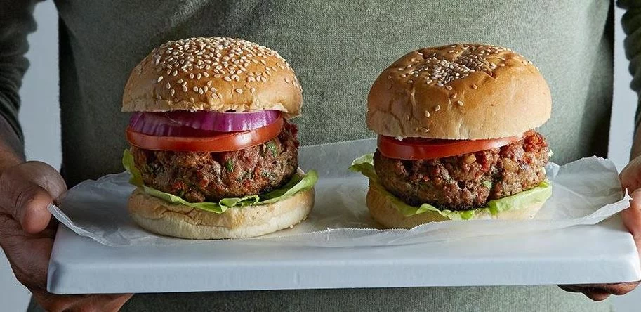 Pan de hamburguesa keto sin harinas express para una cena nutritiva 1 Moncloa ¿Por qué comer pan de hamburguesa saludable?