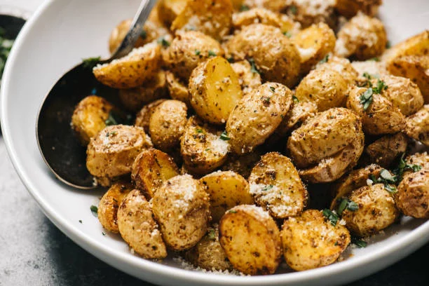 Patatas parmesanas simplificadas: lista en un momento con solo 2 ingredientes