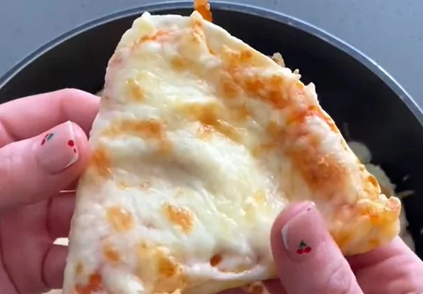 Soluciona la cena de esta noche con esta pizza burrito que se hizo viral 1 Moncloa Cómo hacer la pizza burrito