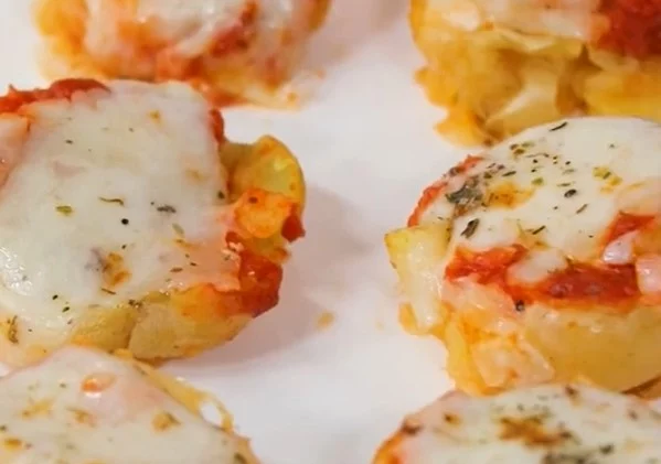 Pizza de patatas sin harinas, ideal para un almuerzo rápido y nutritivo