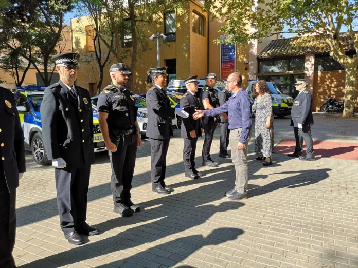 El alcalde de Palamós felicitando a la policía local.