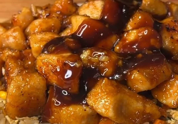 Cómo hacer pollo caramelizado con arroz: una opción diferente para una cena