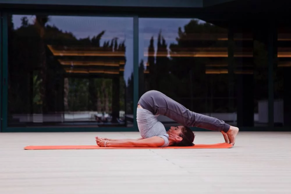 La postura de yoga para equilibrar tus glándulas que es viral en Tik Tok 1 Moncloa Todo lo que tienes que saber del yoga hormonal