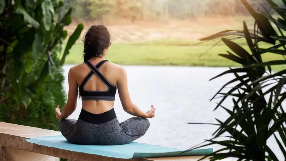 La postura del yoga que puede mejorar tus glándulas