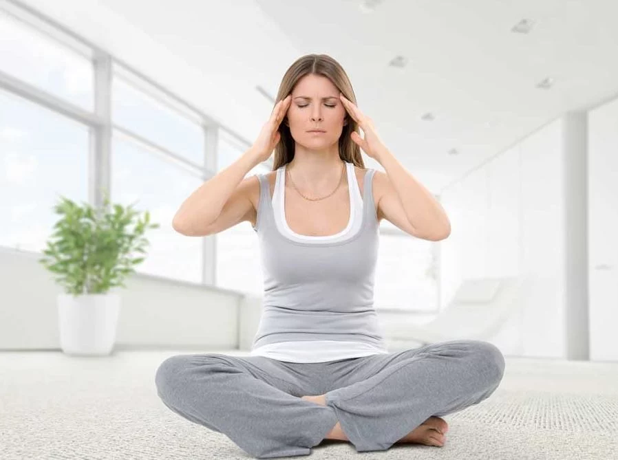 4 posturas de yoga que alivian la migraña en minutos