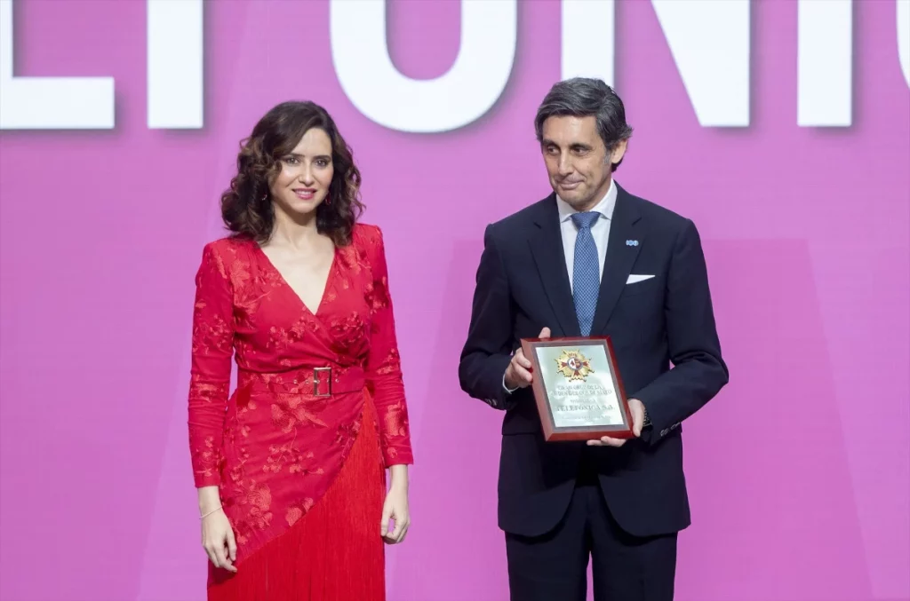 Cuerpo defiende a Ocaña tras las críticas del PP al Gobierno por «querer mandar en Telefónica» 1 Moncloa La presidenta de la Comunidad de Madrid entregó el reconocimiento al presidente de Telefónica, José María Álvarez-Pallete, por el centenario de la compañia.