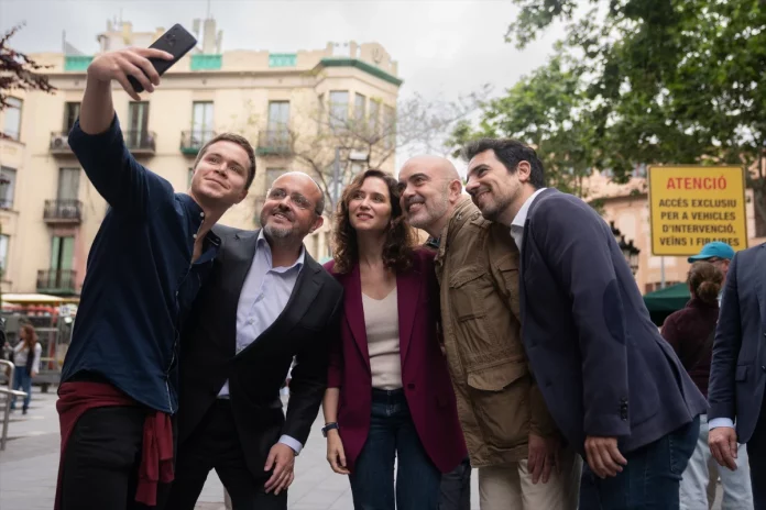 Alejandro Fernández con Isabel Díaz Ayuso y la juventud.