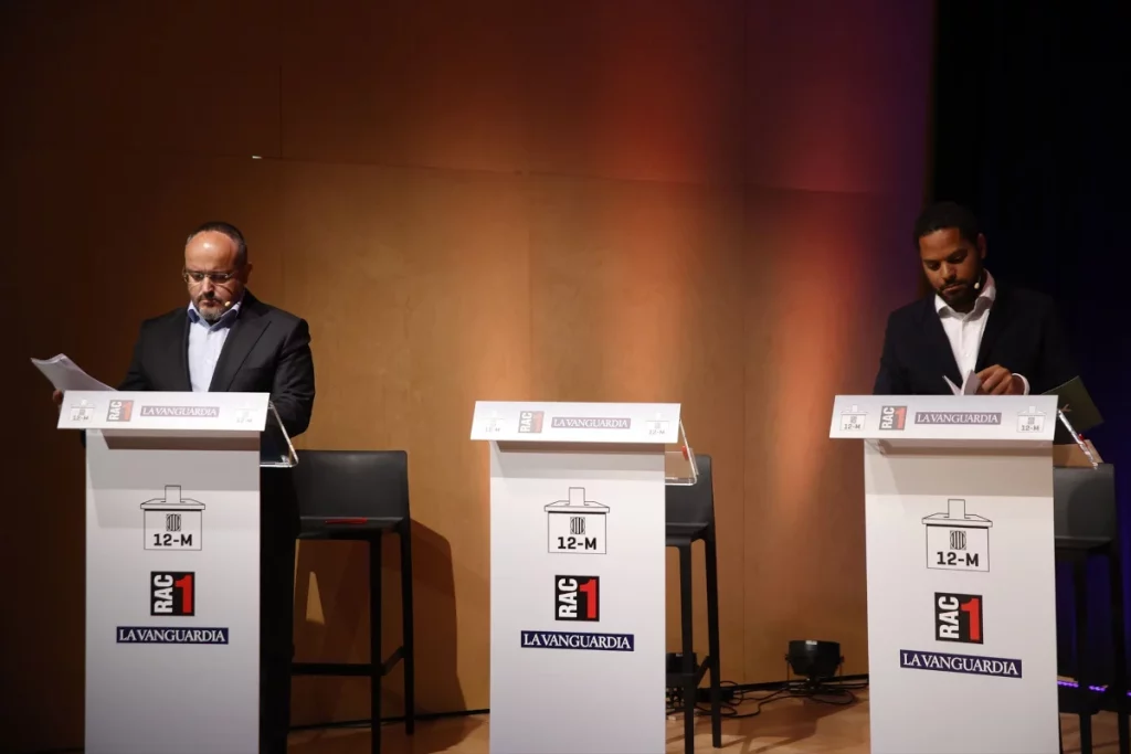 Alejandro Fernández, candidato del PP y a su derecha, Ignacio garriga, candidato de Vox en las elecciones de Cataluña.