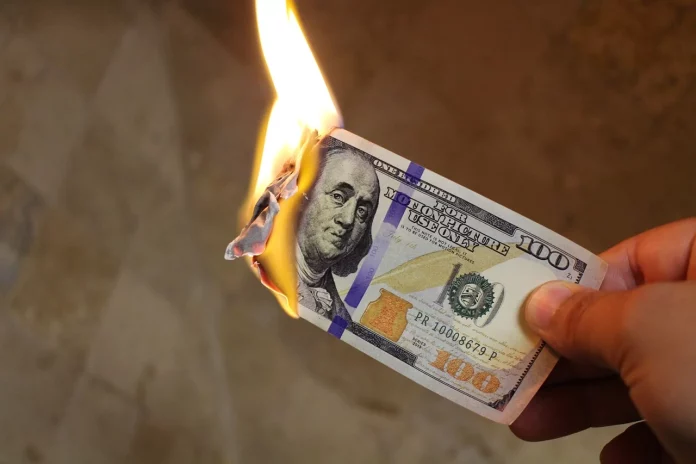 Este es el extraño motivo por el cual no se puede quemar dinero en las películas
