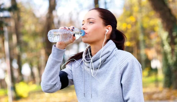 Por qué no deberías reutilizar las botellas de plástico una vez que hayas bebido su contenido