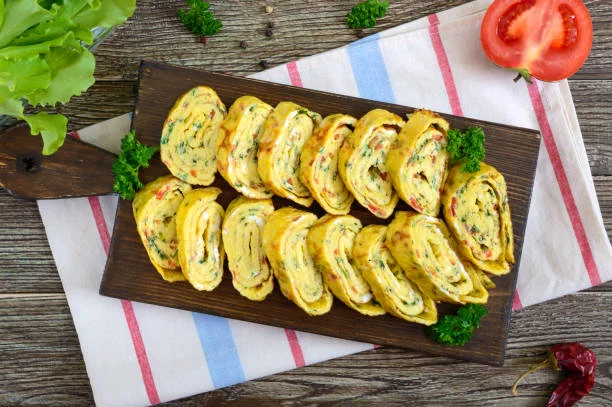 Roll de tortilla con berenjena y tomate: una idea original para la cena
