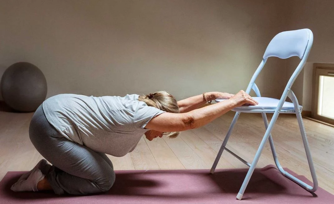 Rutina de yoga en silla para potenciar la movilidad en adultos mayores