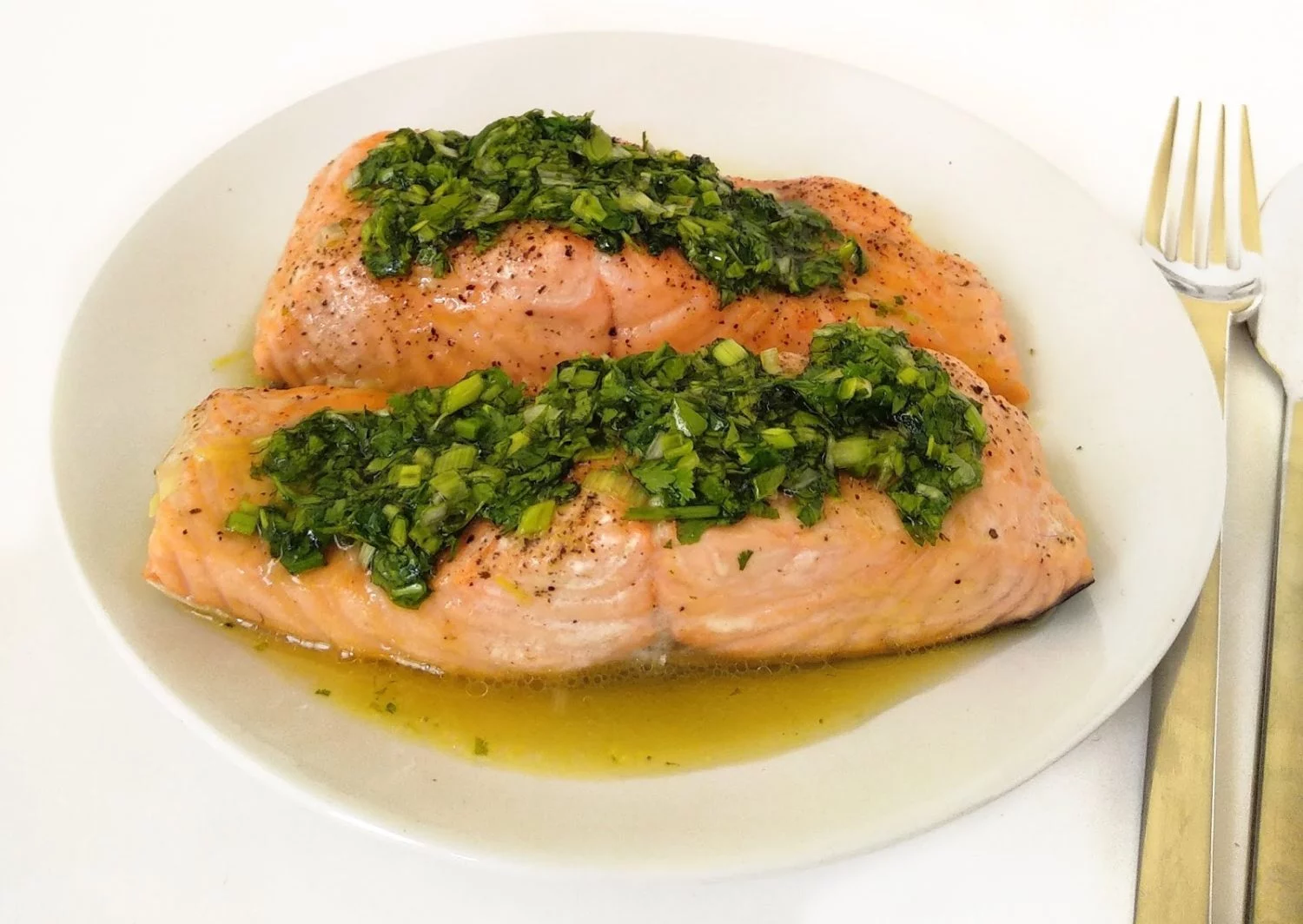 ALMUERZOS LIGEROS: BRÓCOLI CRUJIENTE O SALMÓN CON HIERBAS AROMÁTICAS