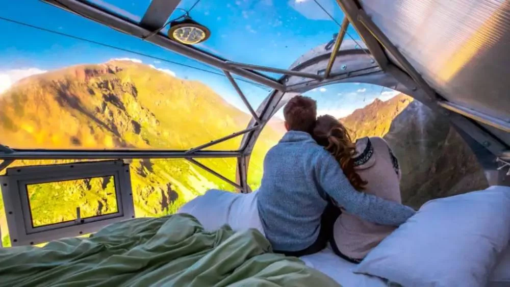 Qué otras comodidades tiene este hotel colgante 