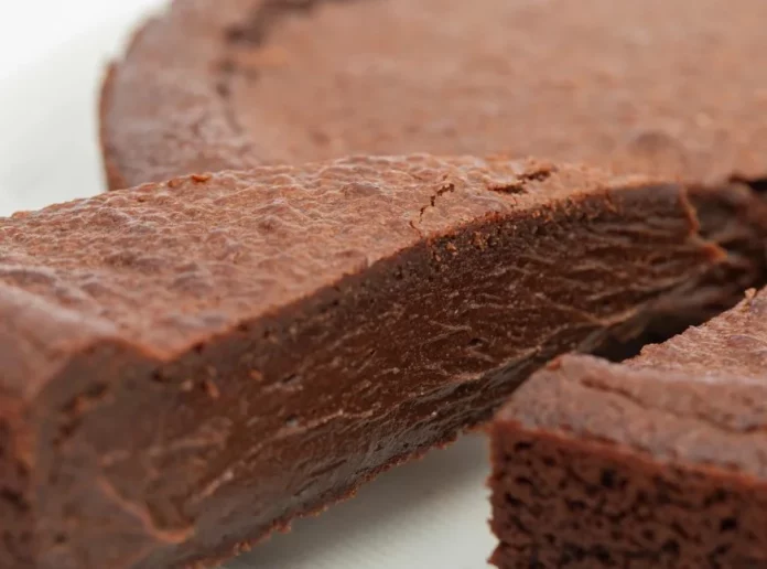 La tarta de chocolate vegana que arrasa en redes: Solo 2 ingredientes y sin gluten