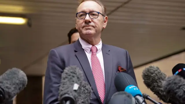 El nuevo docu destapa los secretos más oscuros de Kevin Spacey en "House of Cards" 1 Moncloa Testimonios aberrantes y oscuros sobre Kevin Spacey