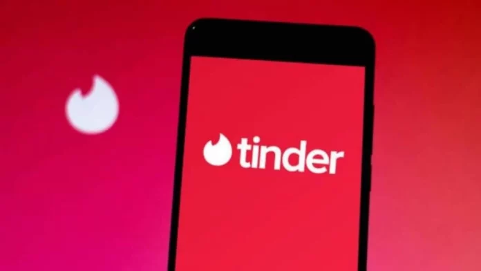Hombre engaña a las mujeres en Tinder para que coman en su restaurante