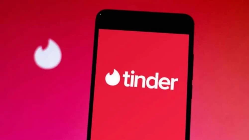 Hombre engaña a las mujeres en Tinder para que coman en su restaurante