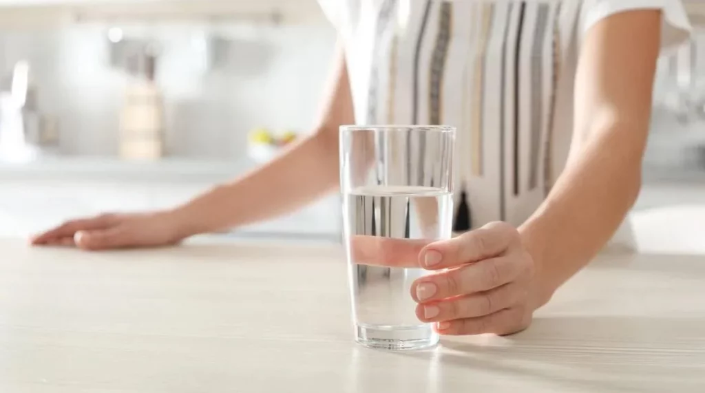 Tomar agua mientras comes podría dañar tu salud y esta es la razón 1 Moncloa ¿Entonces no debo tomar agua mientras como?