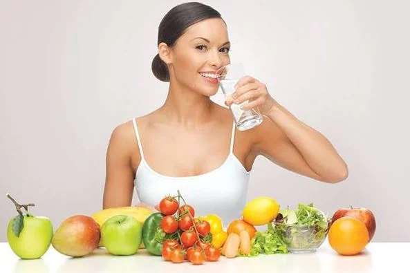 Tomar agua mientras comes podría dañar tu salud y esta es la razón
