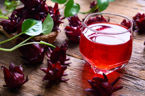 Trago Keto antiinflamatorio: Agua de Jamaica con frutos rojos