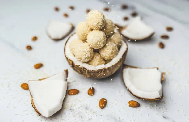 Trufas de banana y coco, el snack saludable que puedes hacer con 3 ingredientes