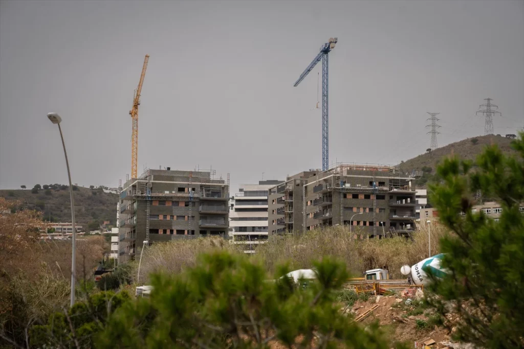 Fernández y Garriga se disputan el voto de la juventud 3 Moncloa Construir vivienda a precio asequible y rehabilitar el parque inmobiliario son prioridades de PP y Vox en esta campaña electoral.