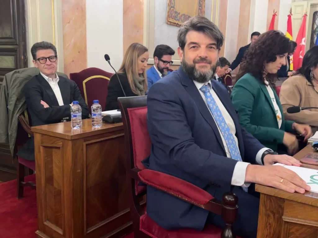 El nuevo chalet de menas en Alcalá refleja la estrategia de Vox para el 9-J 2 Moncloa Concejales de Vox en el ayuntamiento de Alcalá: Víctor Acosta y detrás Antonio Peñalver y Pilar Cruz.